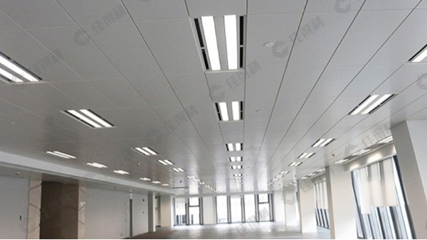 5A辦公寫(xiě)字樓吸音吊頂選長(zhǎng)條形高邊鋁扣板吊頂