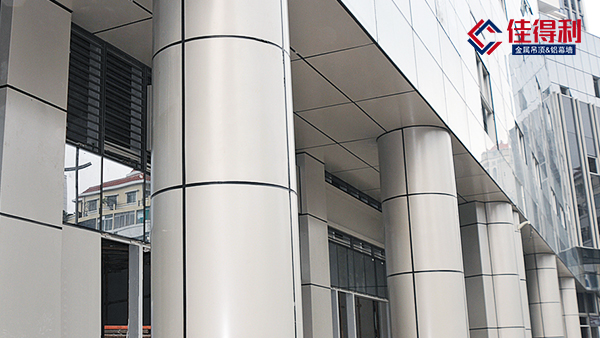 鋁單板在外墻保溫的作用上具有哪些優(yōu)良性能？