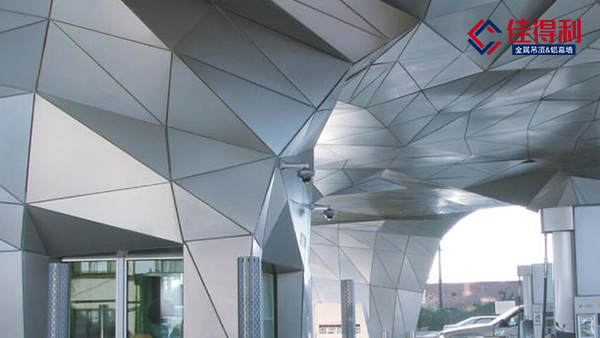 沖孔鋁單板與雕花鋁單板具體區別在哪？