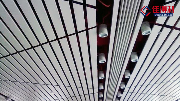 鋁條扣吊頂怎么選？——廠(chǎng)家直銷(xiāo)價(jià)格更實(shí)惠